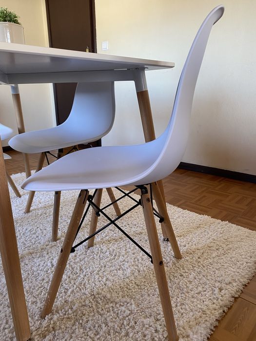 Mesa de jantar c/ 4 cadeiras