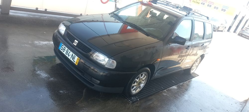 Vence carrinha de 5 lugares.
