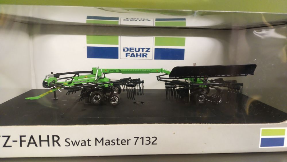 Universal Hobbies Zgrabiarka Deutz fahr jak siku britains 1 32
