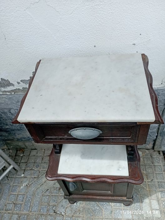 Moveis antigos , mais de 100 anos aparador e mesa de cabeceira