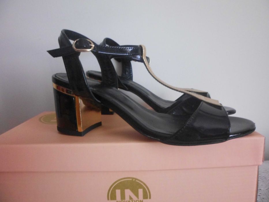 sandálias como novas cor preta e dourada para senhora