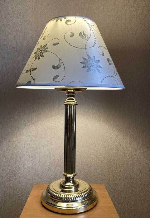 Лампа настольная или в спалью.