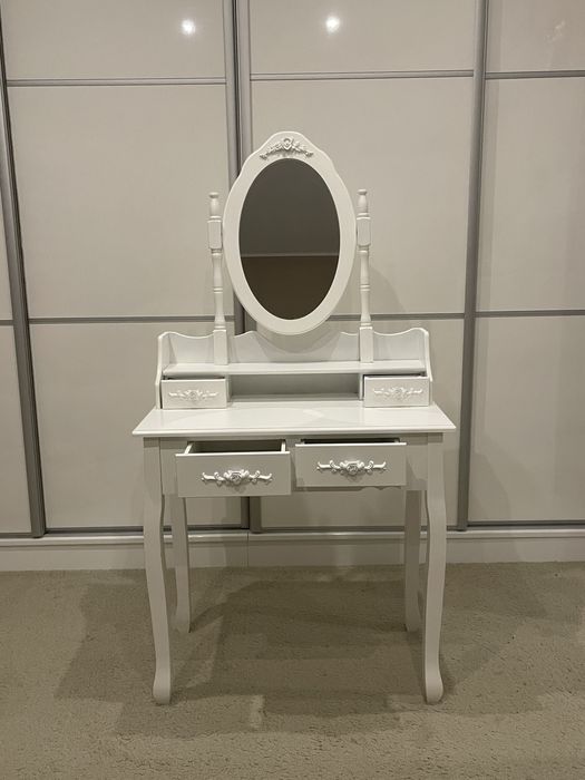 Toaletka biała z lustrem