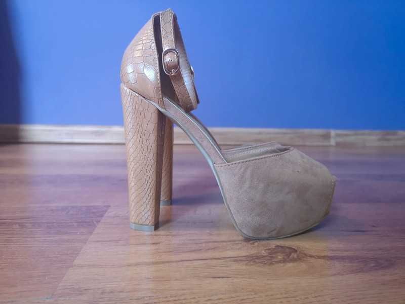 Sandałki nude na obcasie