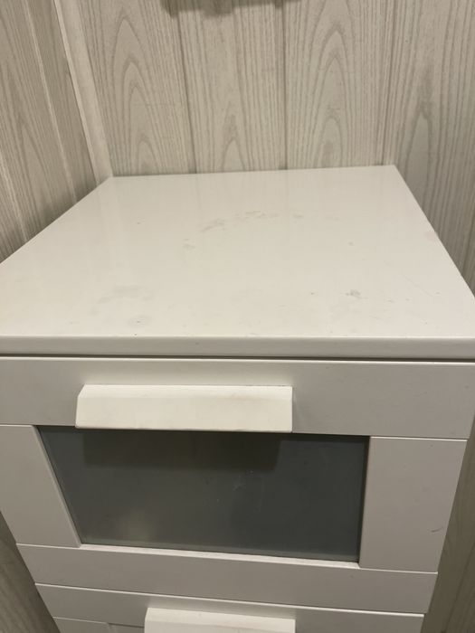 Biała wąska komoda z 4 szufladami– praktyczna i elegancka