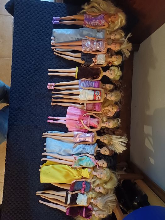 16 bonecas Barbies