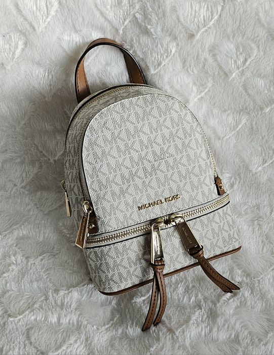 Sprzedam Śliczny plecaczek Mini rhea firmy Michael Kors 

Plecacze