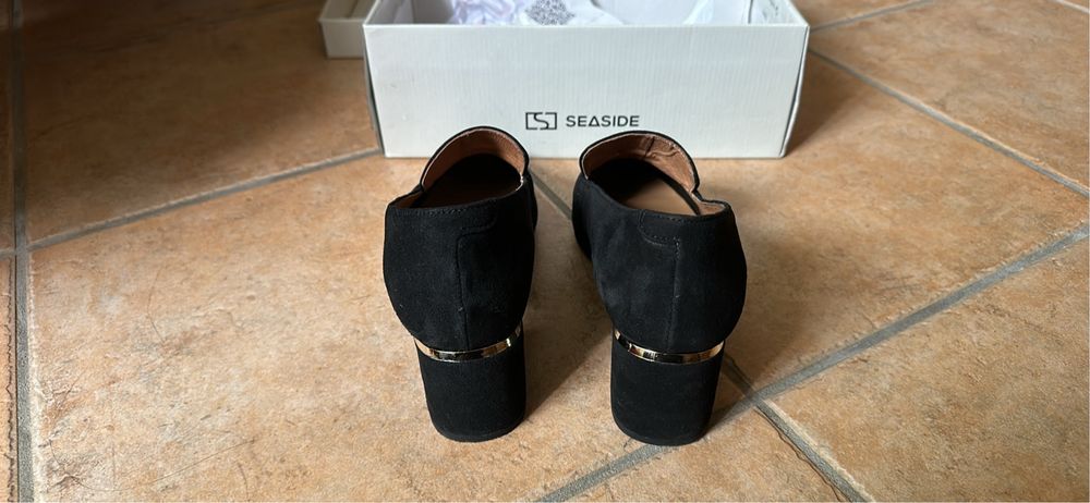 Sapatos elegantes em pele