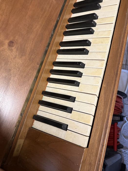 Vendo piano de madeira
