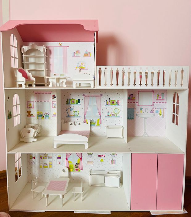 Деревʼяний будинок для ляльок