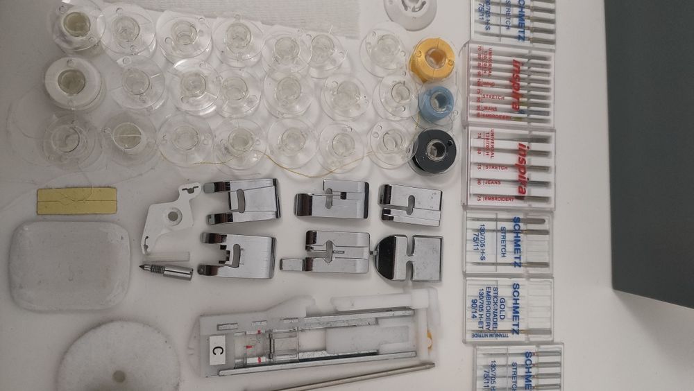 Máquina de Coser e Bordar HUSQVARNA VIKING JADE35