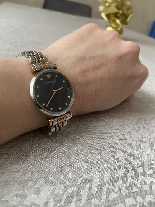 Жіночий годинник Armani.