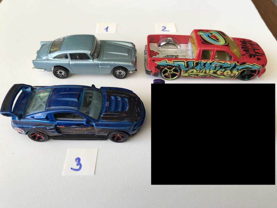 Іграшкові машинки Hot Wheels по штучно