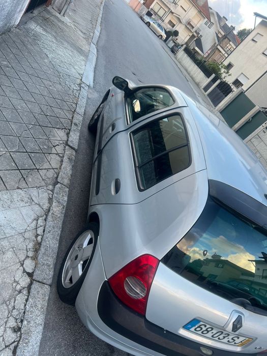 Carro clio 2001