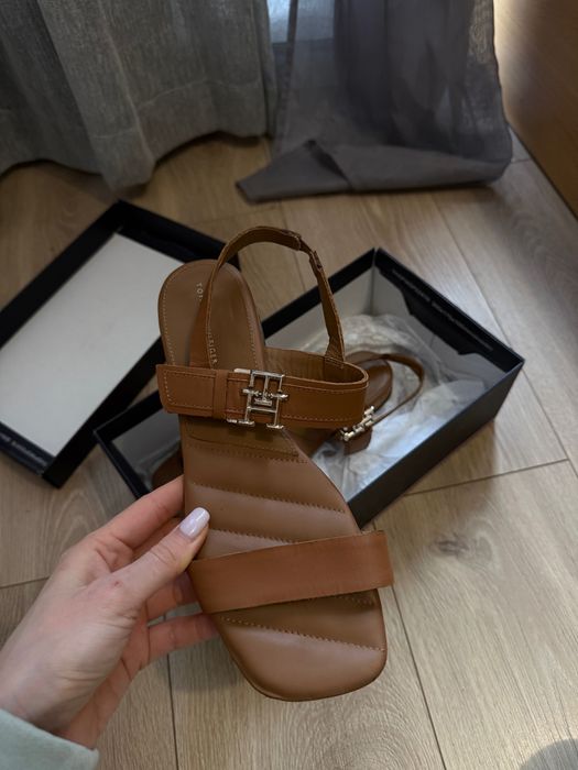 Sprzedam sandałki Tommy Hilfiger – 150 zł