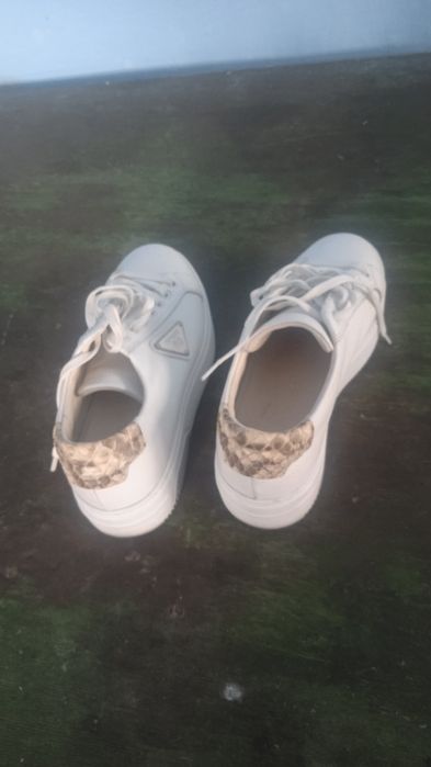 Білі жіночі туфллі