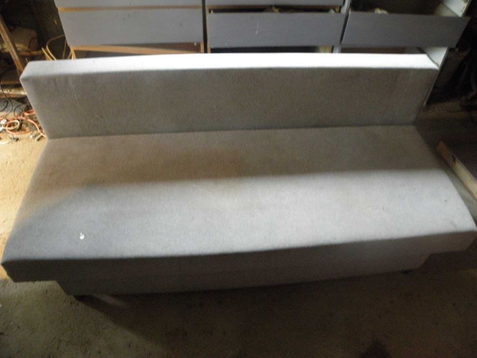 Sofá-cama em bom Estado.