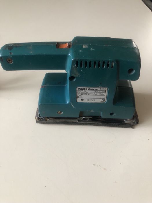 Це віброшліфувальна машина Black & Decker DN41