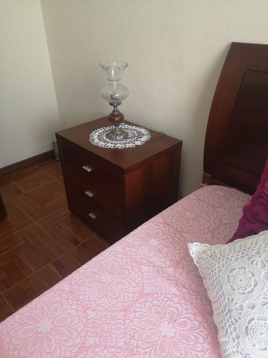 Quarto de cama de solteiro em bom estado