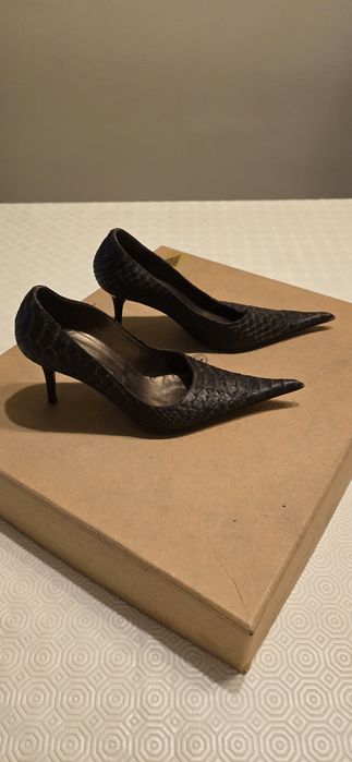 Sapatos de salto de pele