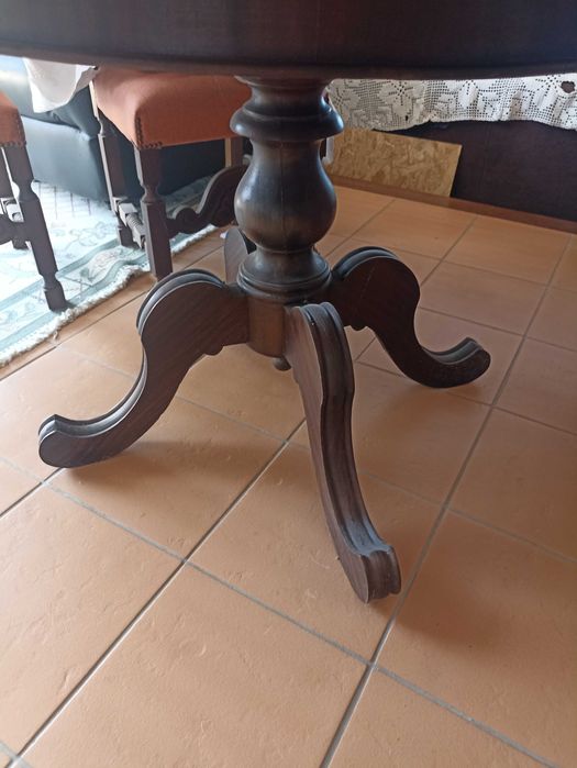 Mesa antiga e cadeiras estilo colonial