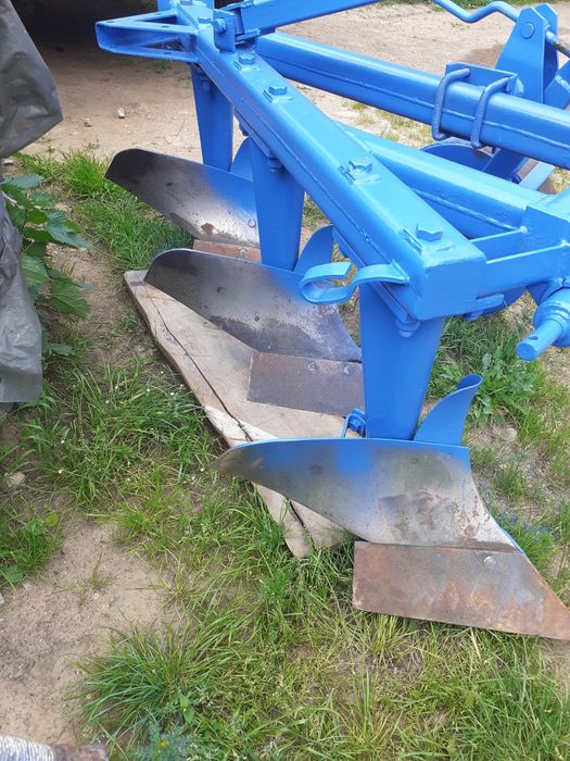 Тракторний плуг трохкорпусний