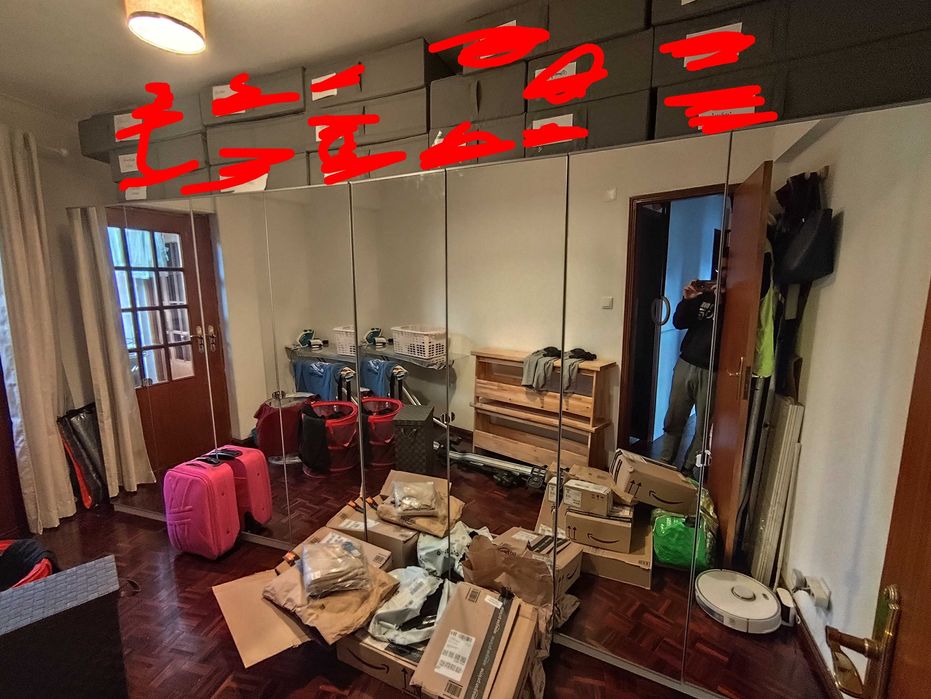 Roupeiro closet grande com espelhos