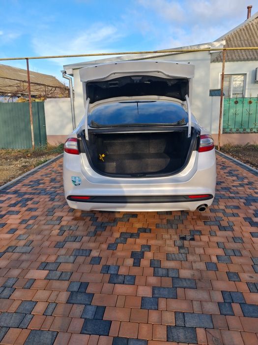 Ford fusion 2013 год.