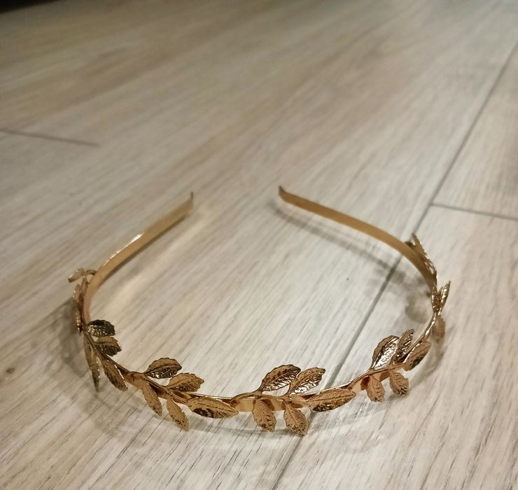 Opaska ze złotymi listkami