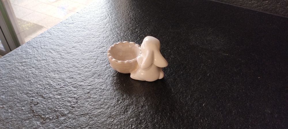Figurka ceramiczna  zajączek na jajko