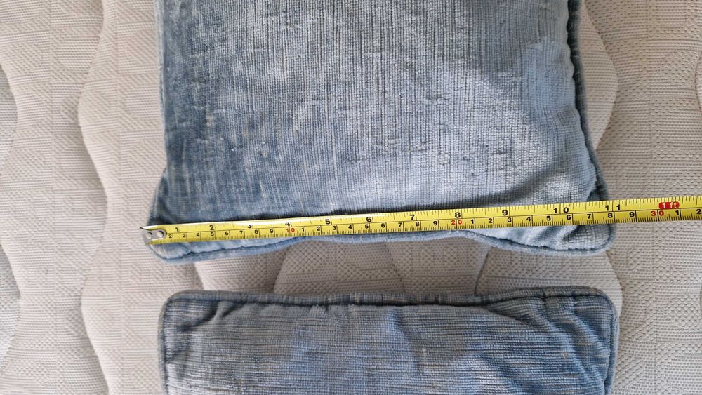 Conjunto 3 almofadas de tecido aveludado azul 
28 cm x 24 cm