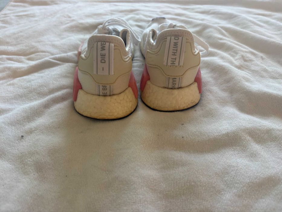 ténis Adidas NMD_R1, em malha branca com detalhes em rosa. fr 36