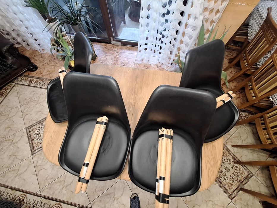 Sprzedam stol z jesiona kompletny z krzeslami stan idealny