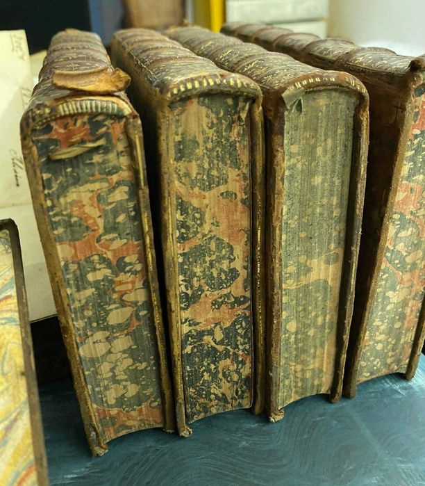 Histoire de Differens Peuples Du Monde Contenant