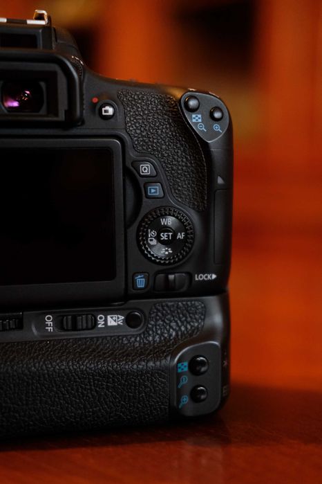 Canon EOS 760D + Punho de baterias + 2 Baterias Originais