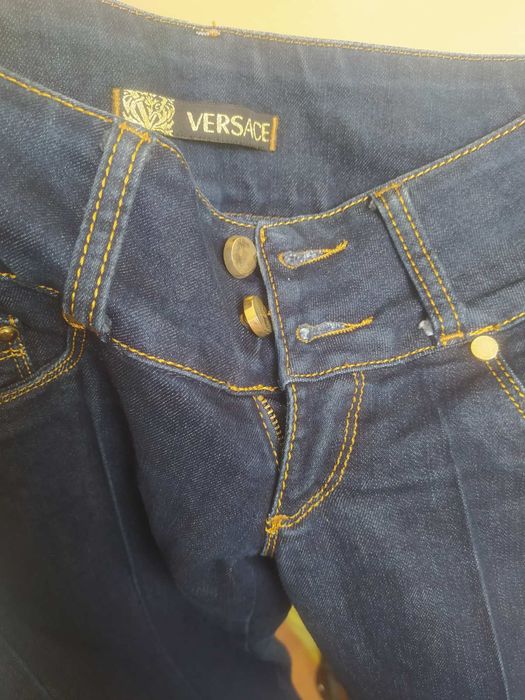 женские джинсы из темно-синего денима,  бренд Versace.