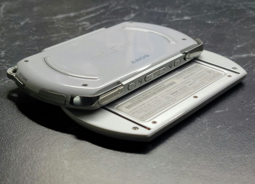 Sony PlayStation Portable PSP Go Pearl White  N1000