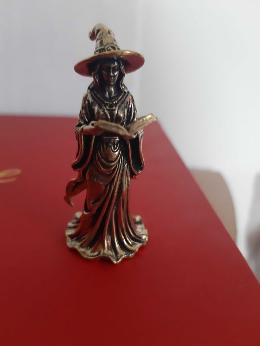 Czarownica wiedźma z książką statuetka 6 cm