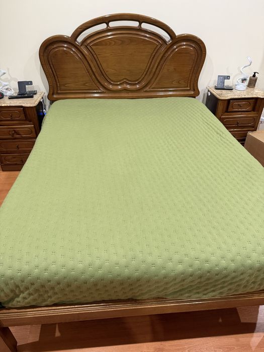 Cama com mesinhas cabeceira e comoda com espelho