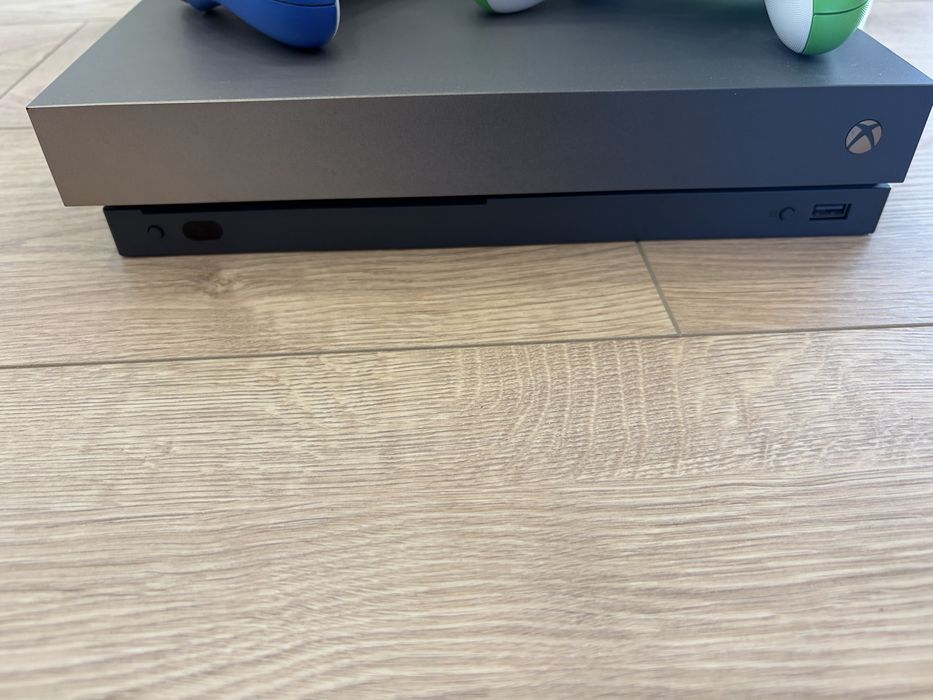 Продам Xbox One X (1TB)
