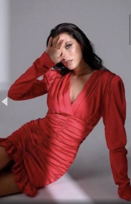 Шикарна вечірня яскрава сукня