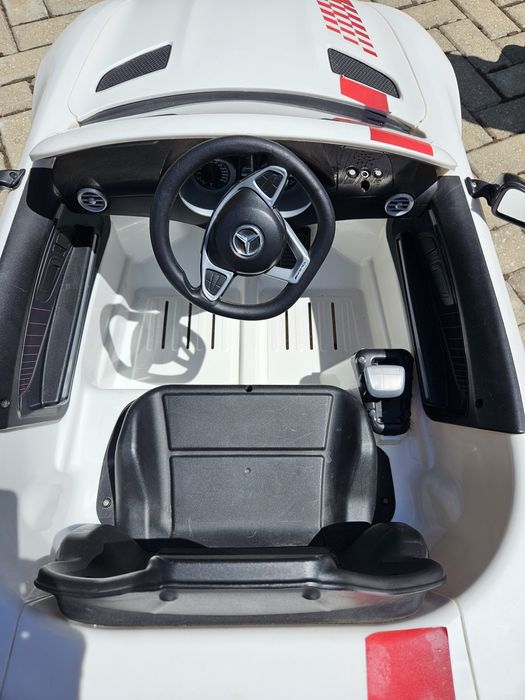 Carro Mercedes-Benz elétrico de brincar