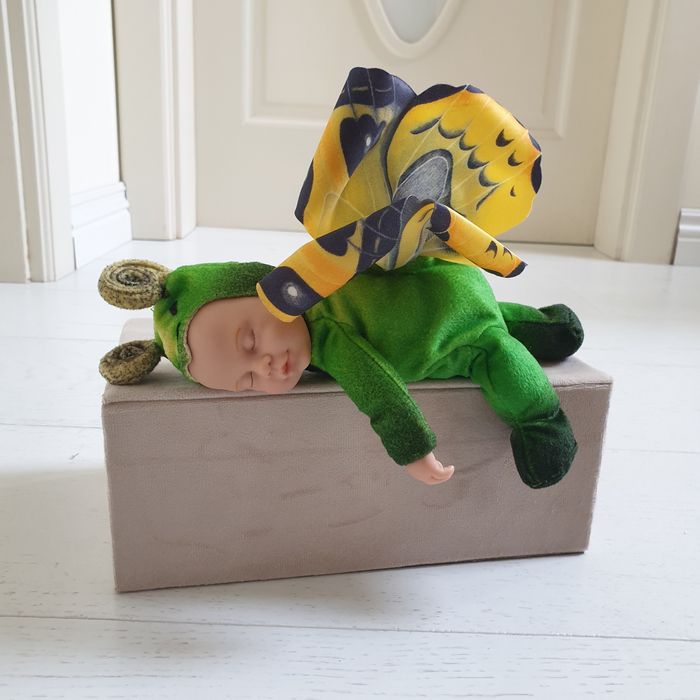 Anne Geddes laleczka niemowlę zielony motylek