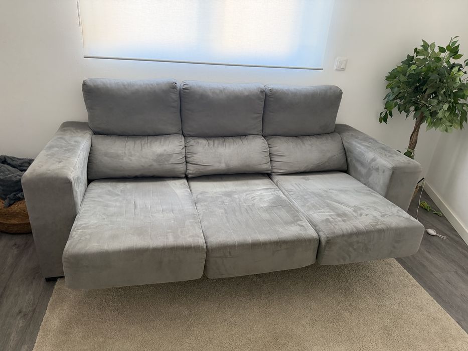 Sofá cinzento, 3 lugares. Todos abrem e ficam tipo cama. Tem a opção de abrir os assentos individualmente. Sofá individual também incluido.