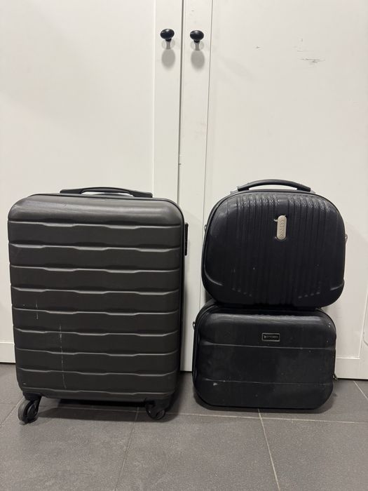 Mala walizka i losmetyczki podrozne