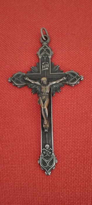 Crucifixos e cruz antigos em bom estado