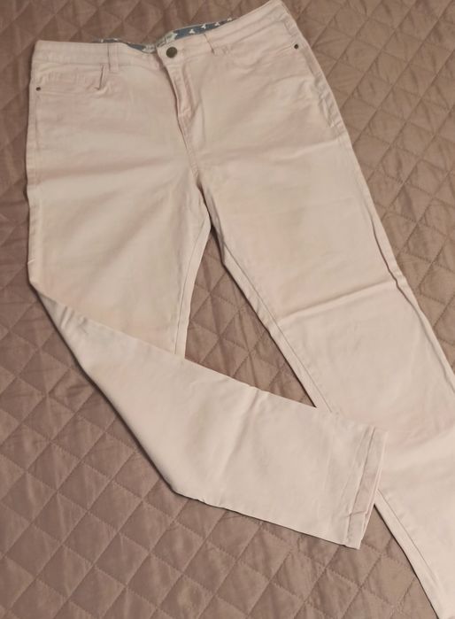 Jasne wąskie spodnie