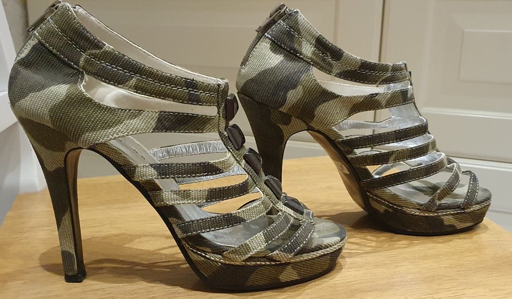 Szpilki / sandały / na platformie / moro / 37 / Never 2 Hot