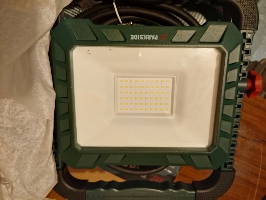 Lampa LED warsztatowa ze stojakiem.