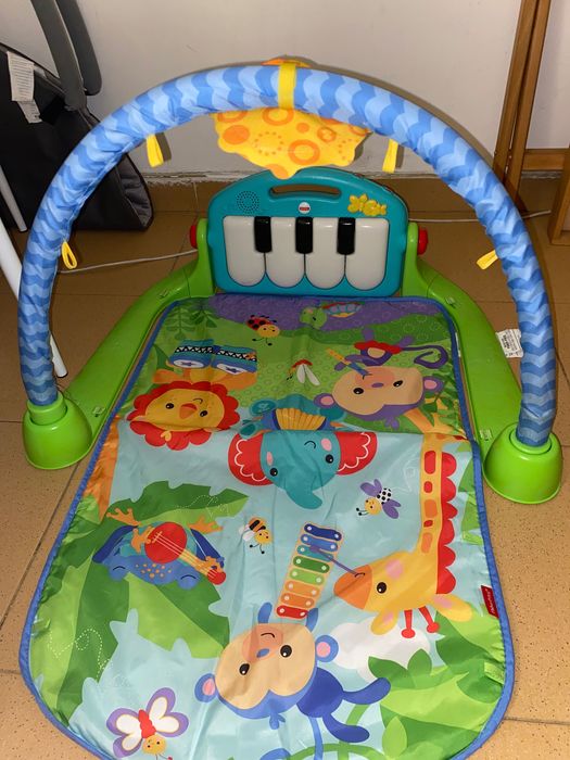Brinquedo para bebé com piano